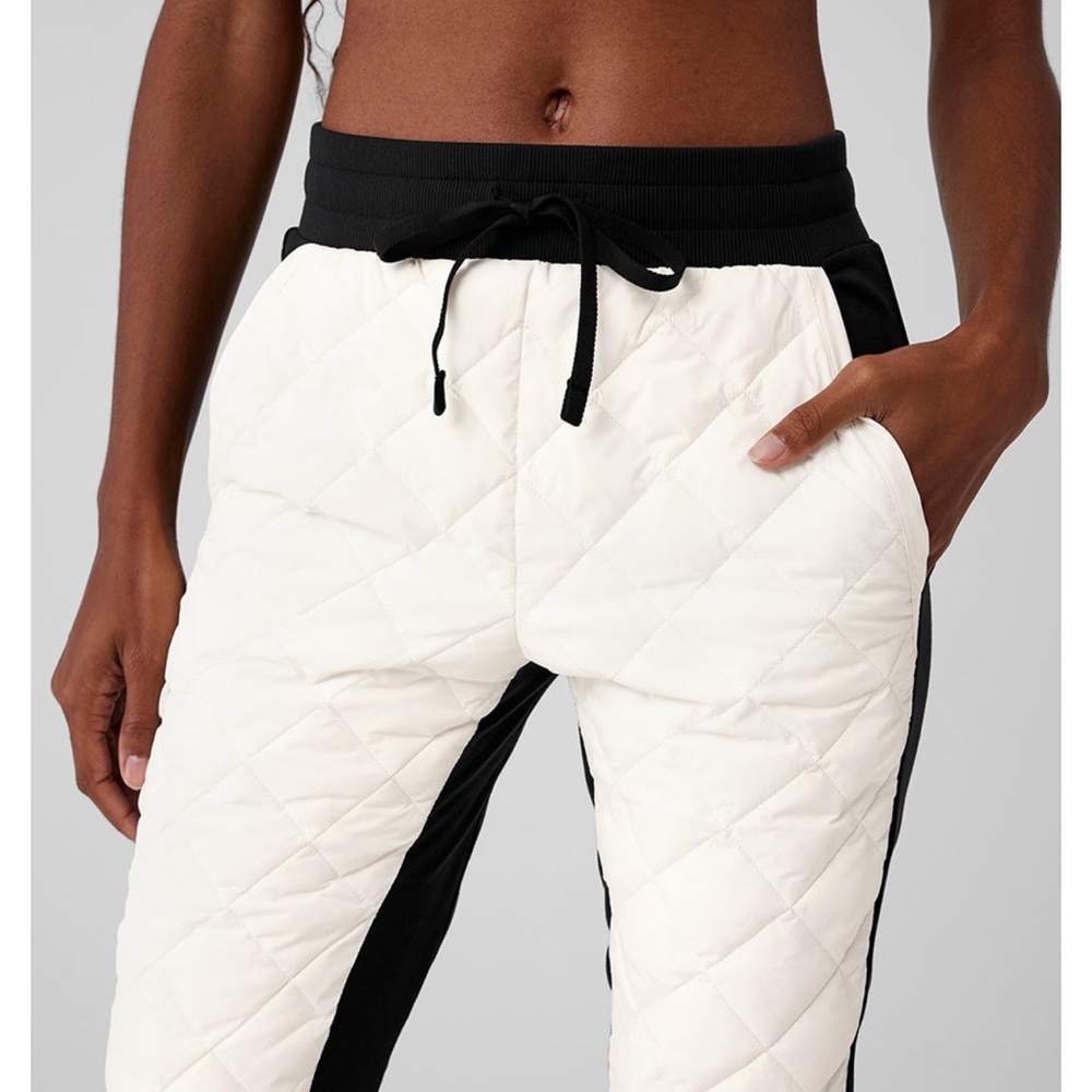 Alo Airbrush high waist moto puffer pant Ivory/black size Small